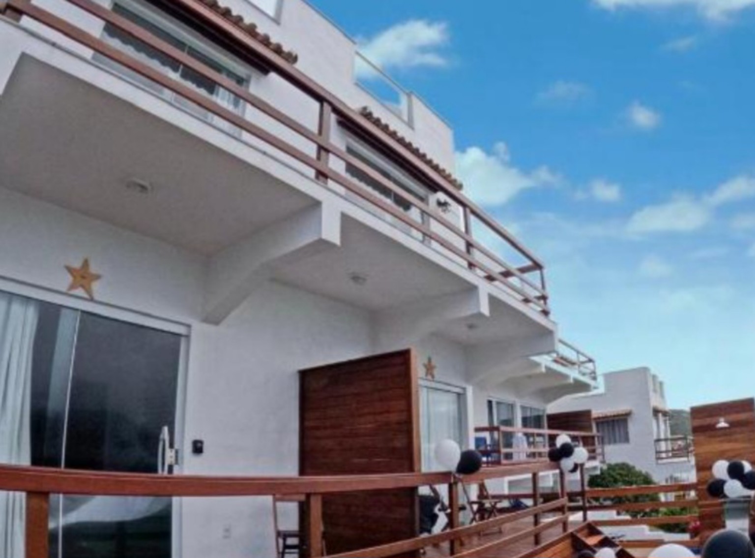 Fachada branca e varandas da Villa Orion