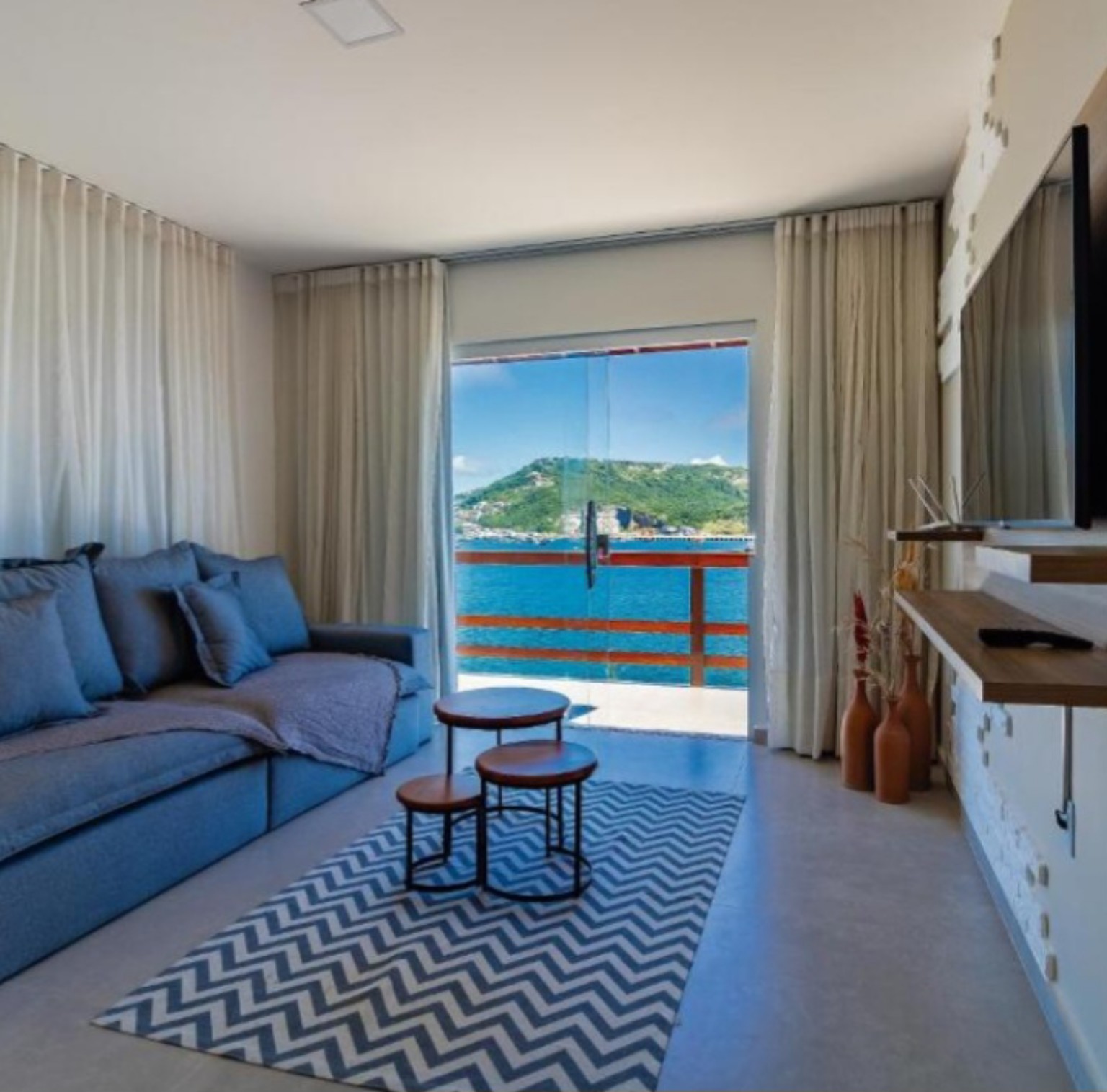 Sala da Villa Orion com vista panorâmica para o mar
