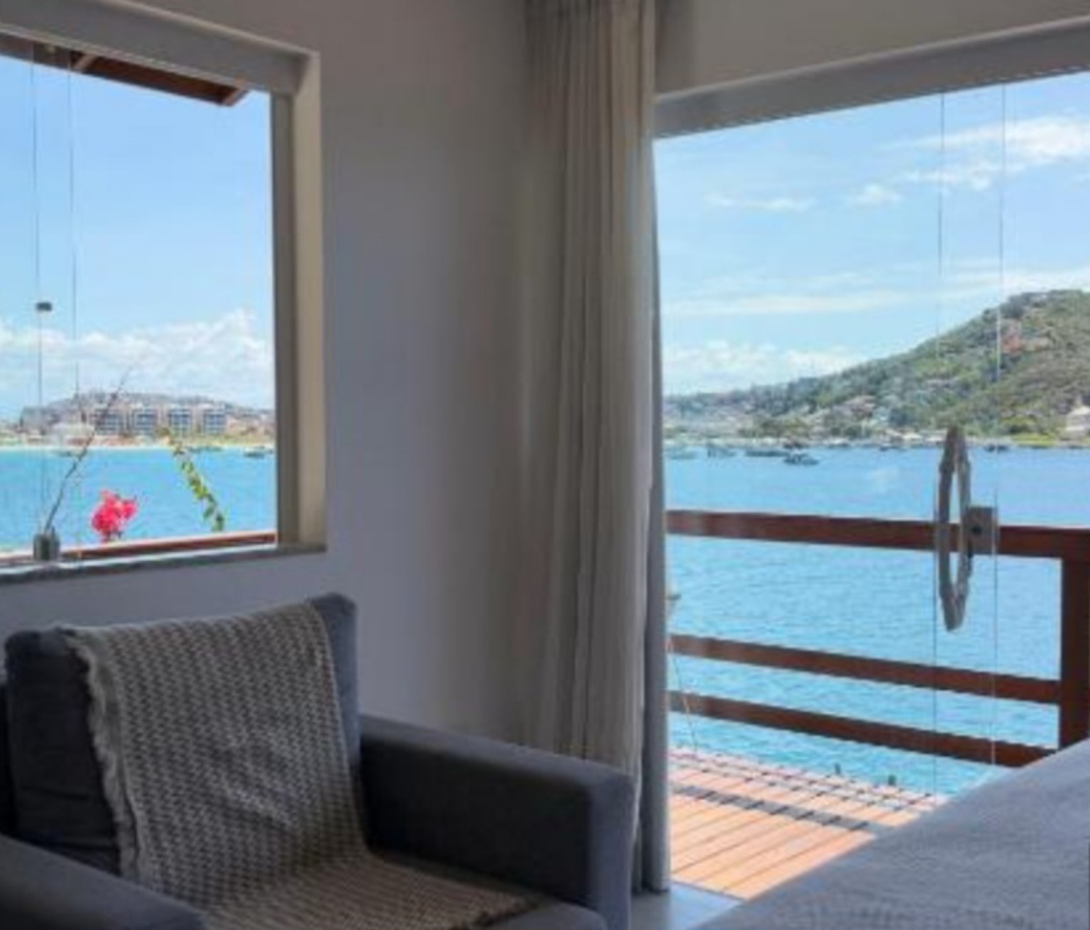 Vista para o mar a partir de um dos ambientes da Villa Orion